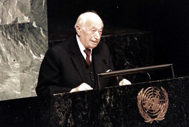 Photo credit: Simon Wiesenthal Center/Getty Images; Description: Simon Wiesenthal addressing the United Nations on its 50th anniversary, in 1995. 