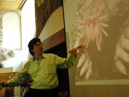 Photo credit:  Julia Vitullo-Martin; Description:  Simon Conway-Morris lecturing at Templeton-Cambridge Fellowships