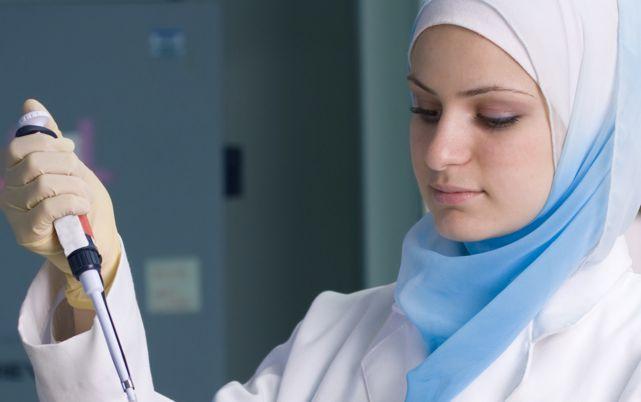 photo: @istockphoto.com/Snowleopard1; Description: scientist in a lab 
